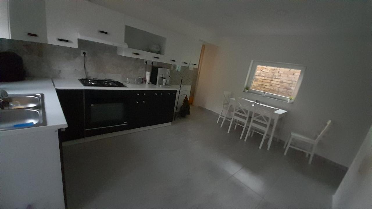 Horvath Apartman Apartment Кестели Екстериор снимка